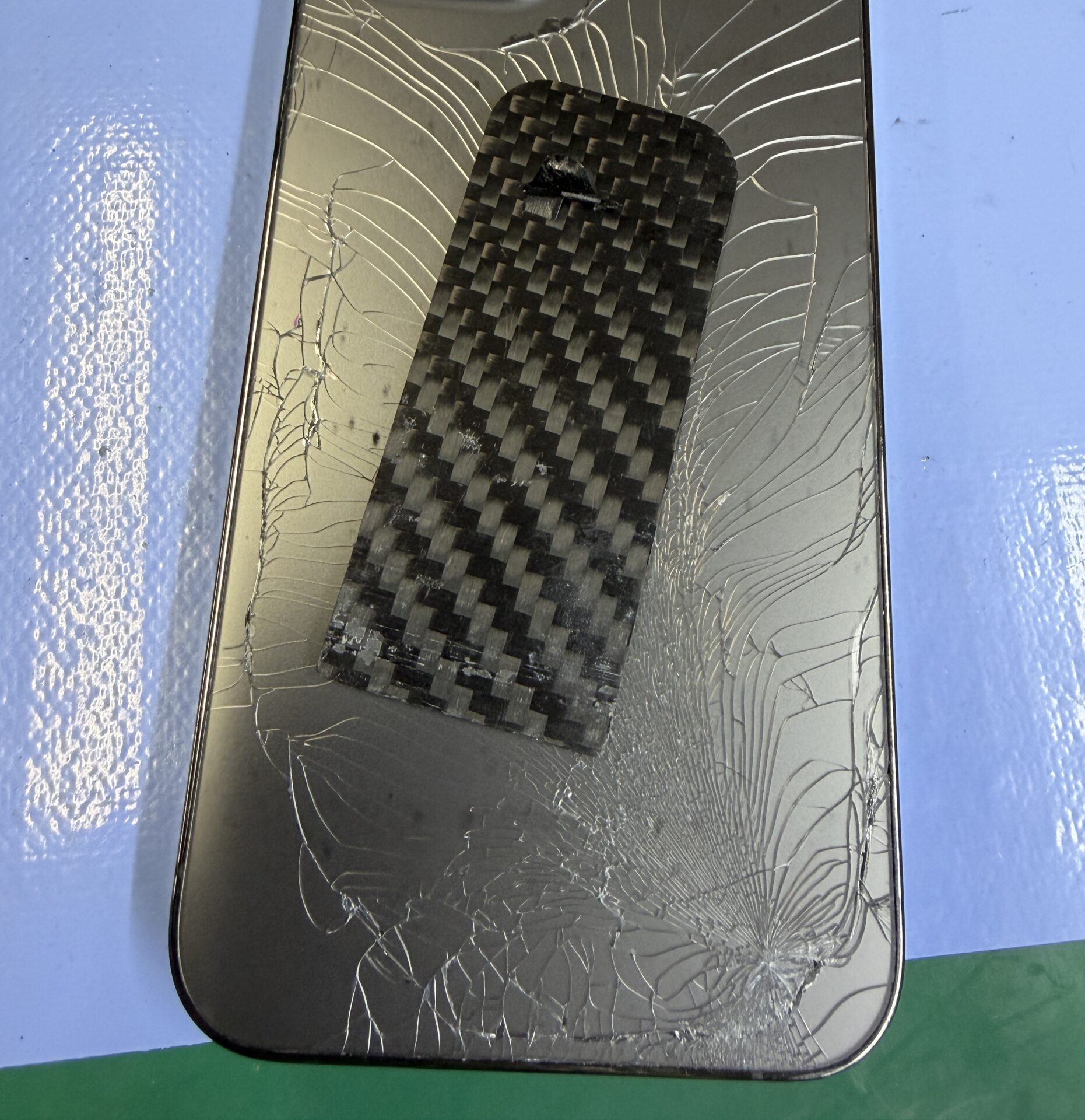 有楽町でiPhone 15 Proの背面ガラス修理 ケースを外したら割れが広がっ